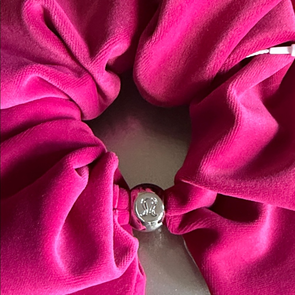 🆕 LULULEMON Uplifting Oversized Scrunchie Velvet Berry Rumble NWT - Picture 4 of 9